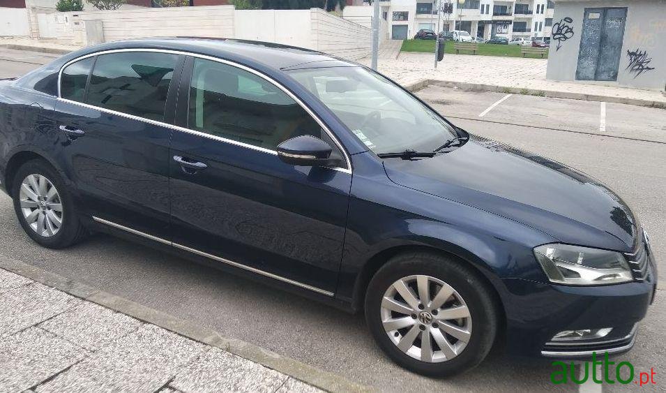 2011' Volkswagen Passat photo #2