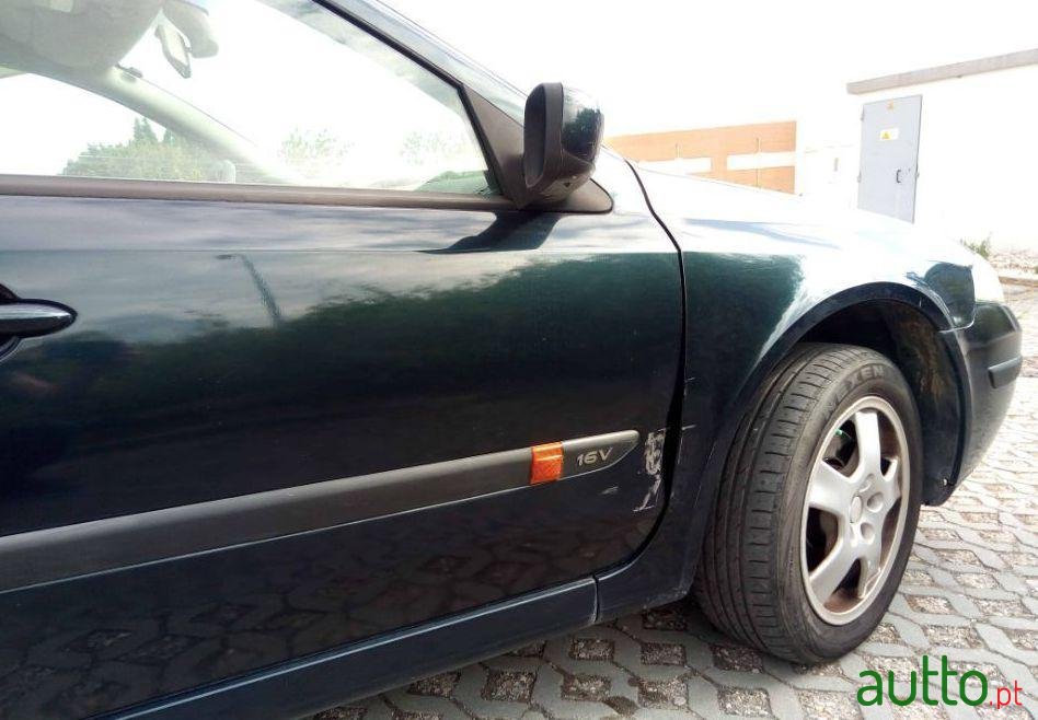 2002' Renault Laguna 1.6 Expression photo #2