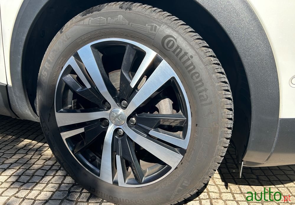 2020' Peugeot 3008 photo #6