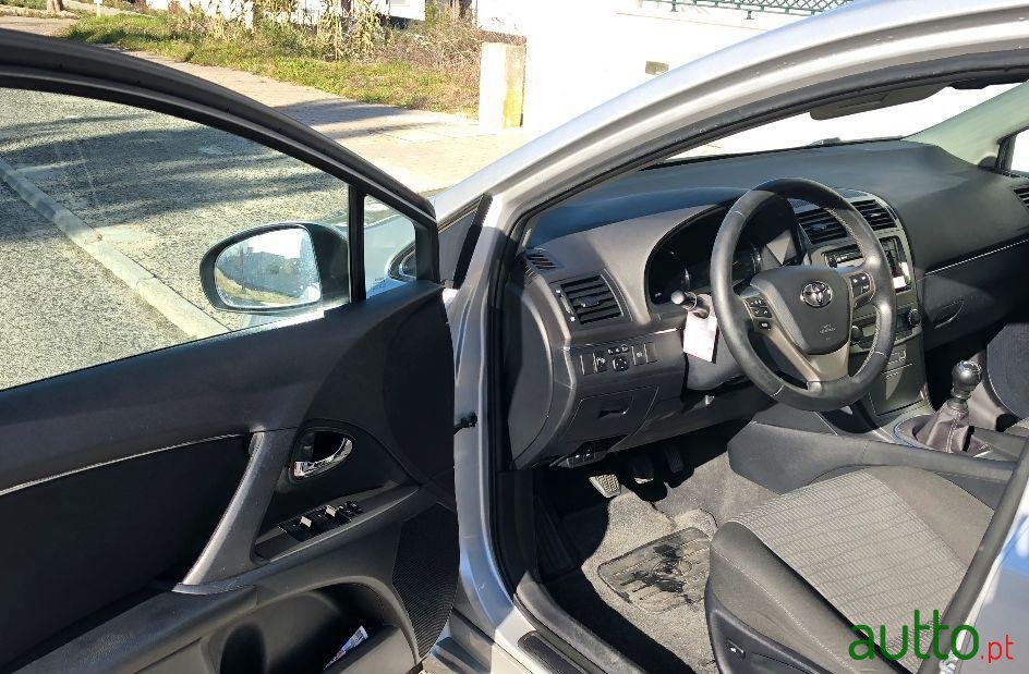 2011' Toyota Avensis photo #4