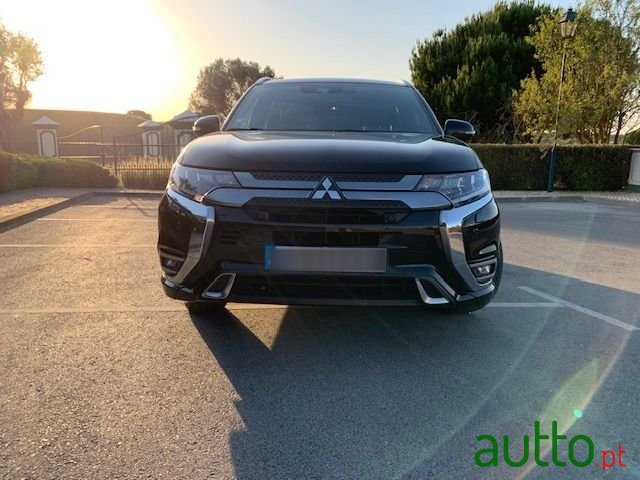 2020' Mitsubishi Outlander photo #2