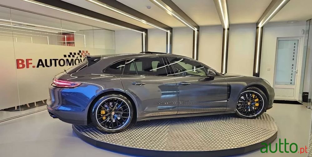 2018' Porsche Panamera Sport Turismo photo #4