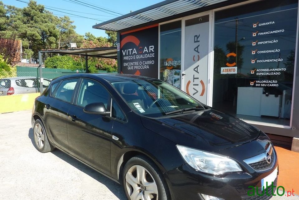 2011' Opel Astra photo #1