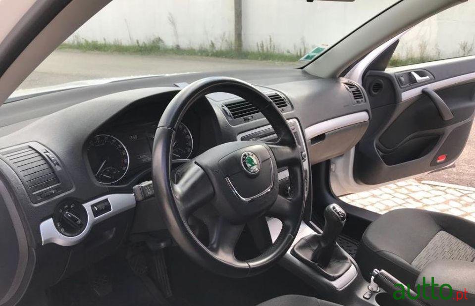 2011' Skoda Octavia Break photo #4