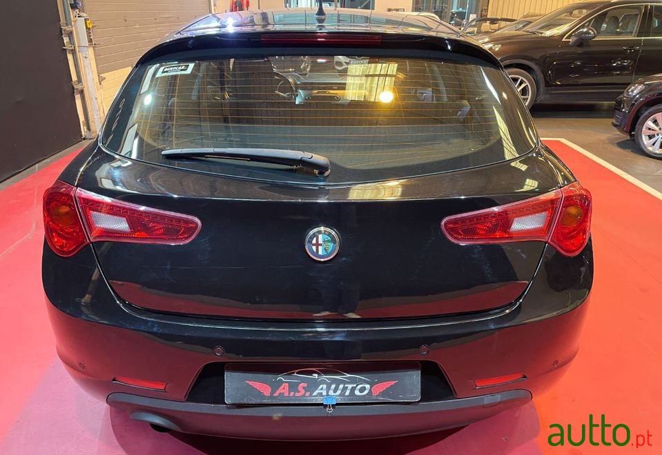 2012' Alfa Romeo Giulietta photo #3