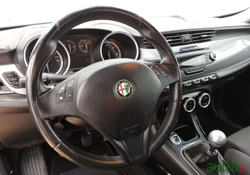 2012' Alfa Romeo Giulietta photo #2