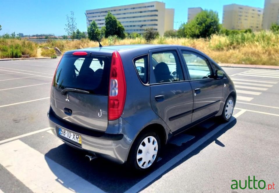 2004' Mitsubishi Colt photo #3