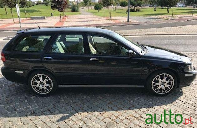 2003' Volvo V40 1.9 D Cr Sport photo #3