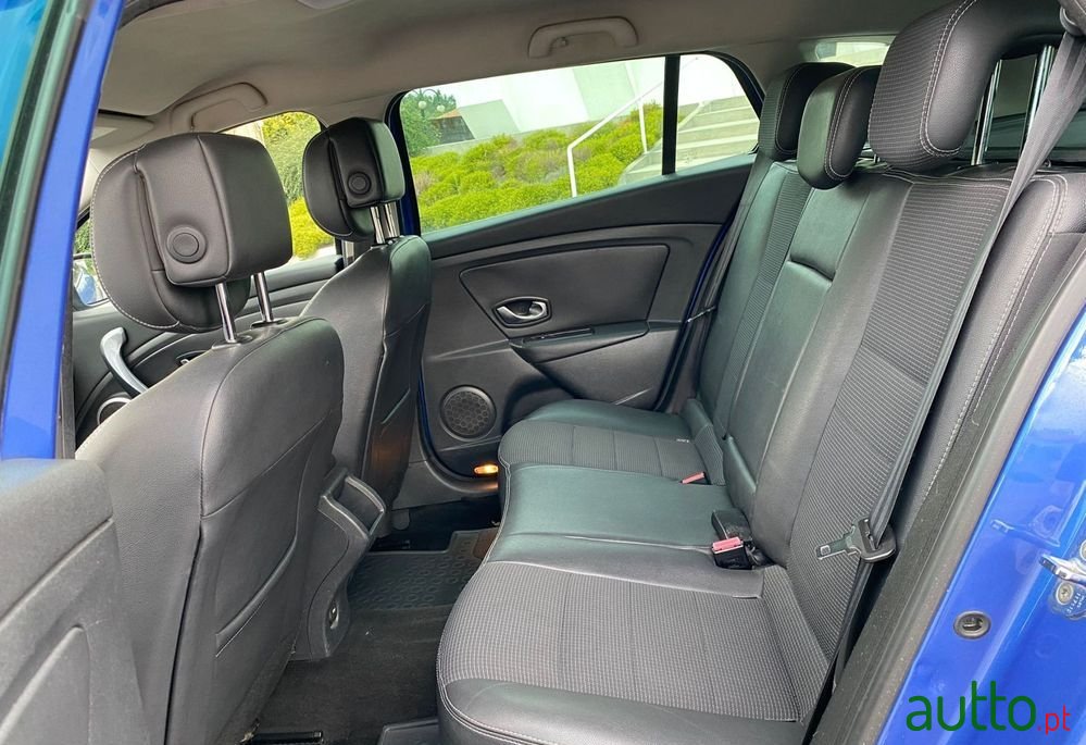 2010' Renault Megane Sport Tourer photo #6