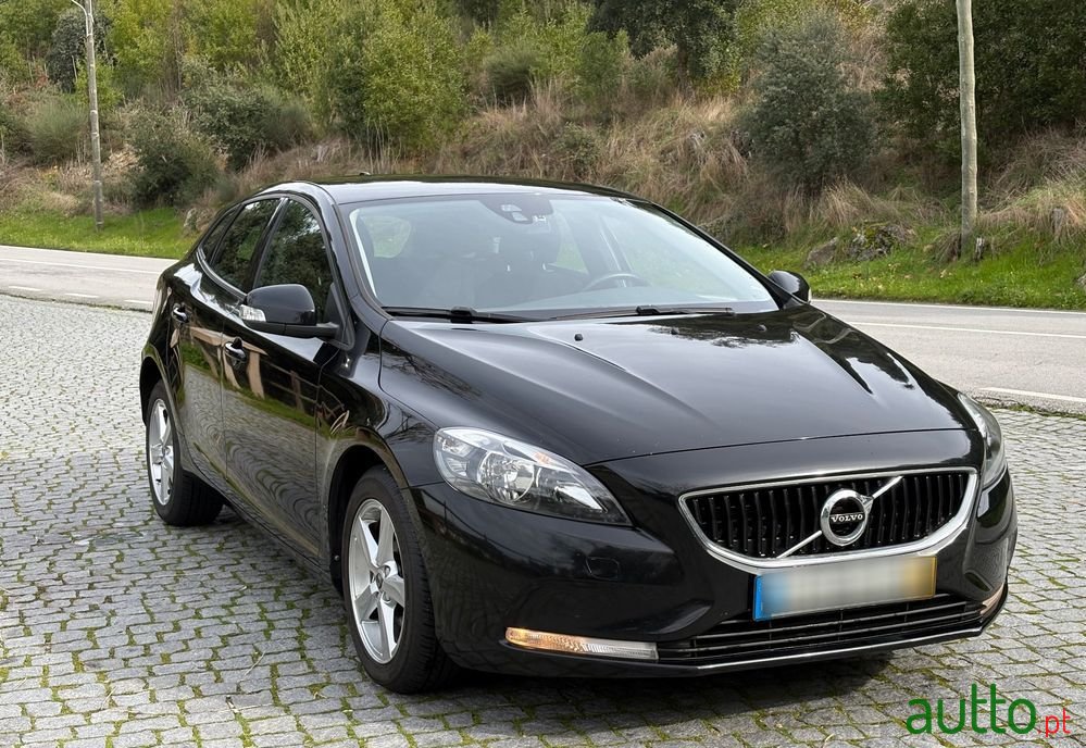2016' Volvo V40 2.0 D2 Momentum Eco photo #2