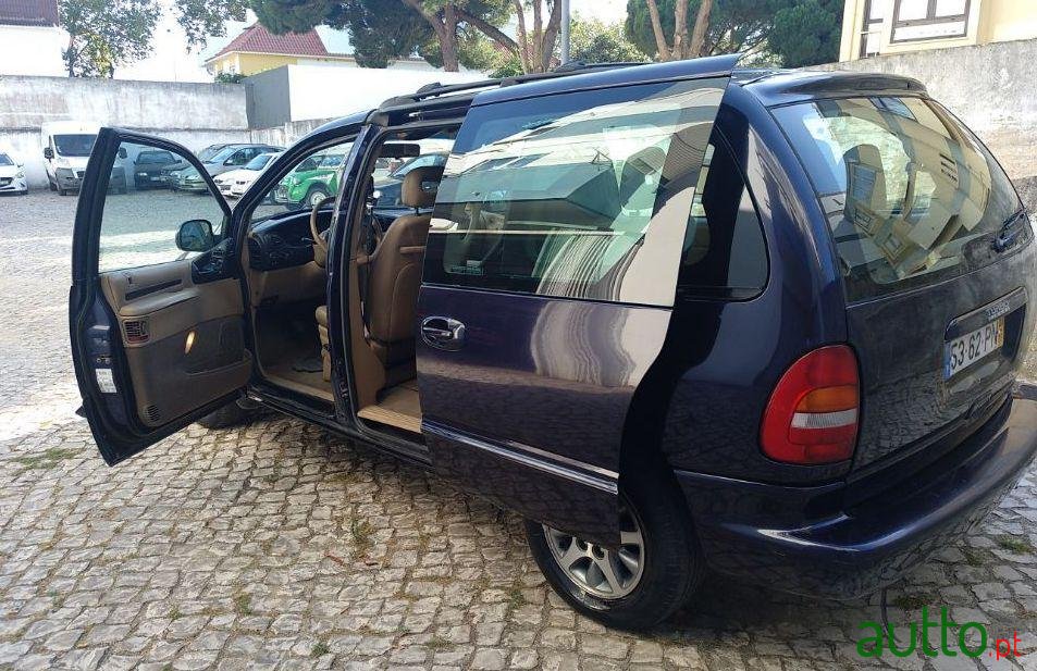 2000' Chrysler Voyager photo #1