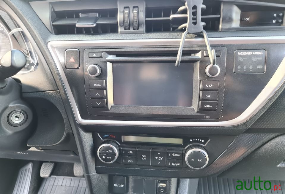 2013' Toyota Auris photo #5