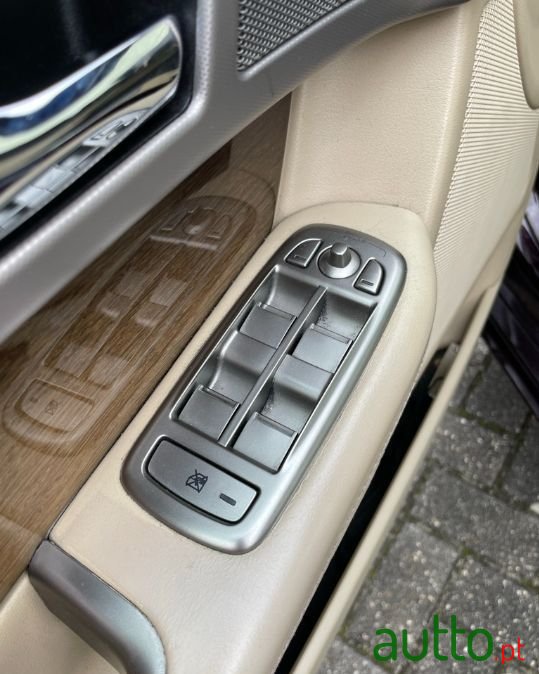 2010' Jaguar XF photo #6