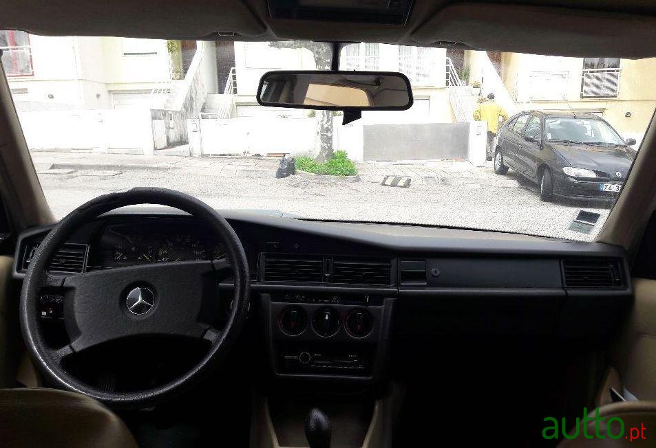 1989' Mercedes-Benz 190 2.5 photo #2