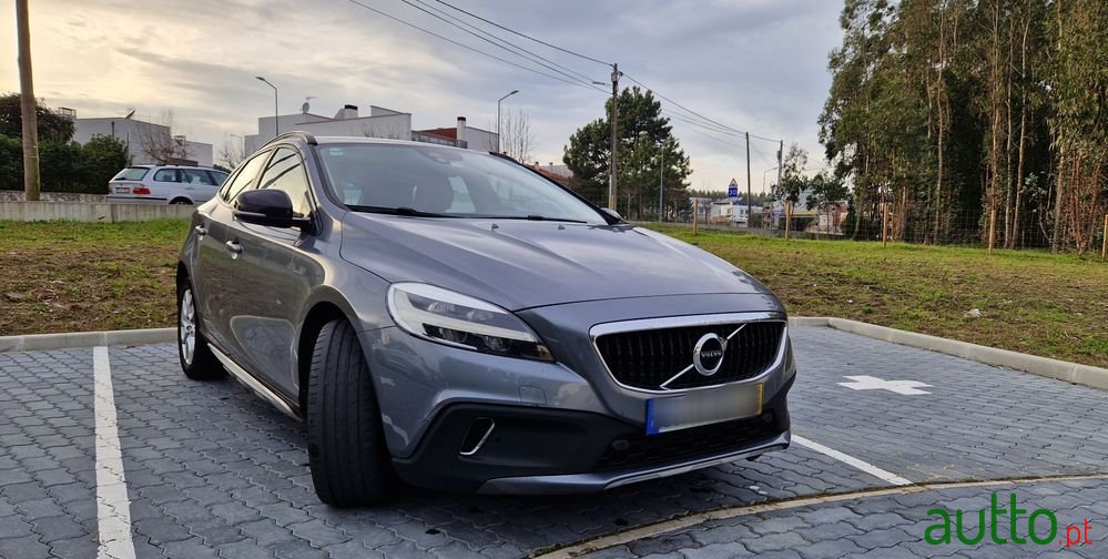 2016' Volvo V40 Cross Country photo #1