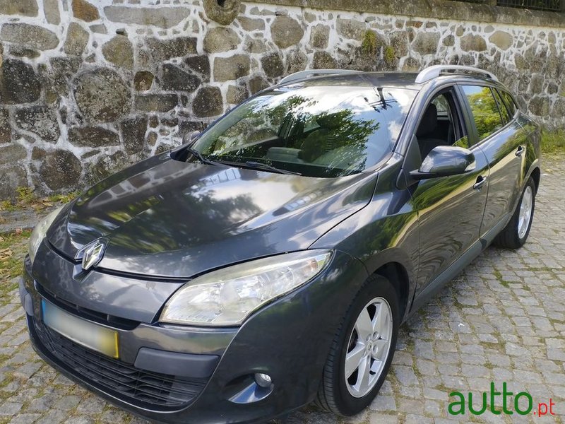 2011' Renault Mégane Sport Tourer photo #1