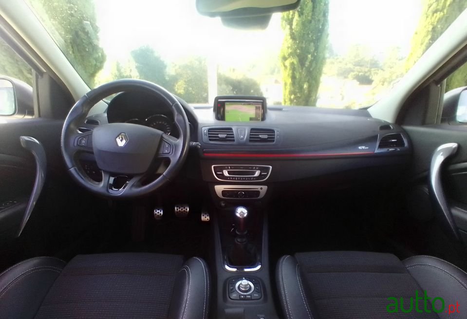 2016' Renault Megane Sport Tourer photo #1