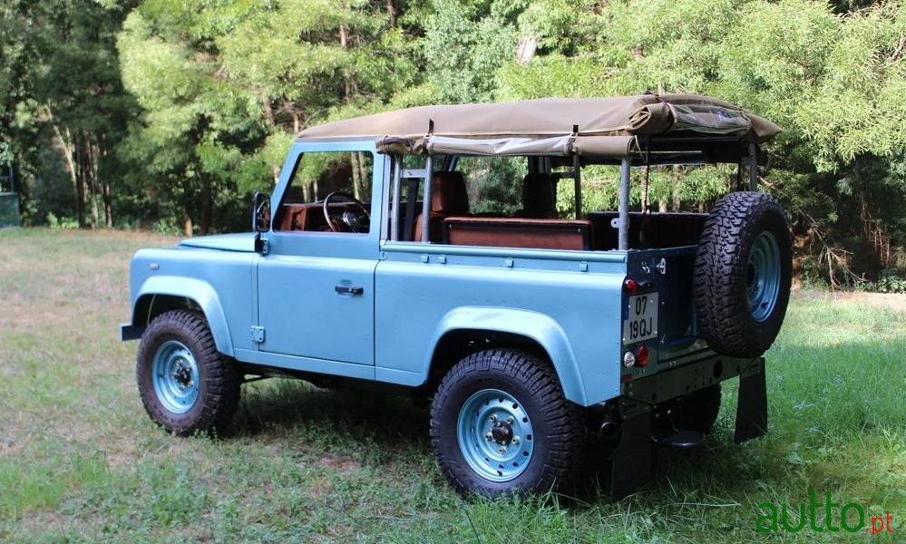2000' Land Rover Defender photo #4