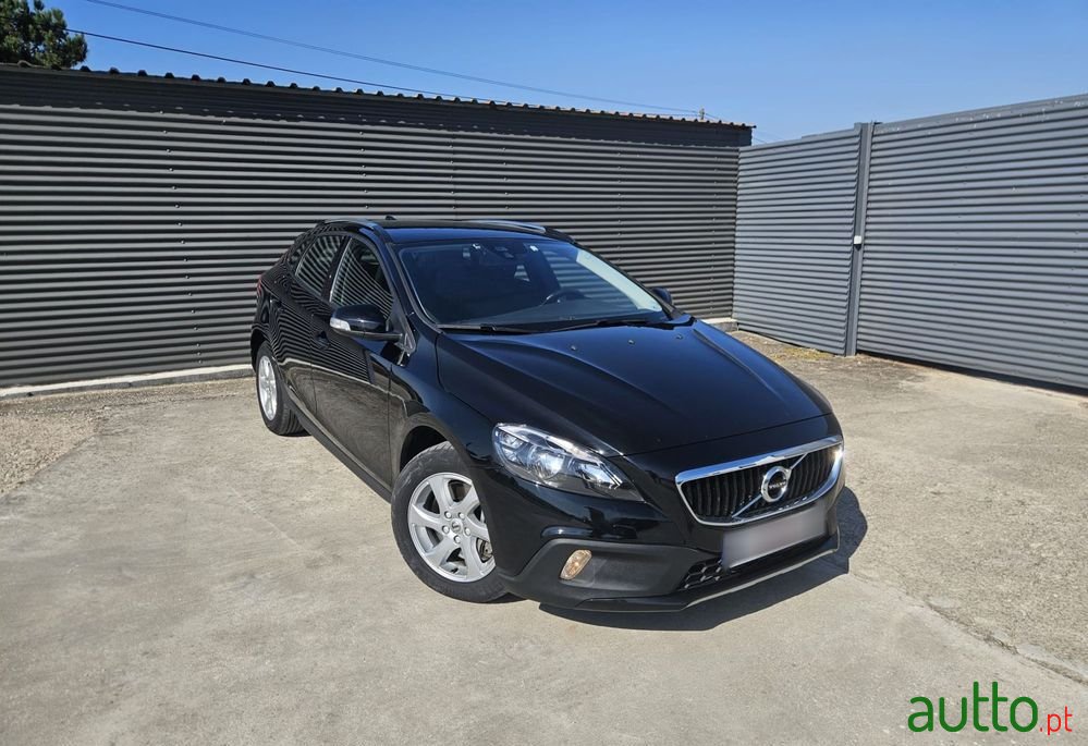 2017' Volvo V40 Cross Country photo #3