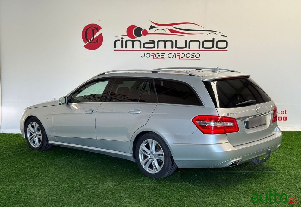 2011' Mercedes-Benz Classe E photo #6