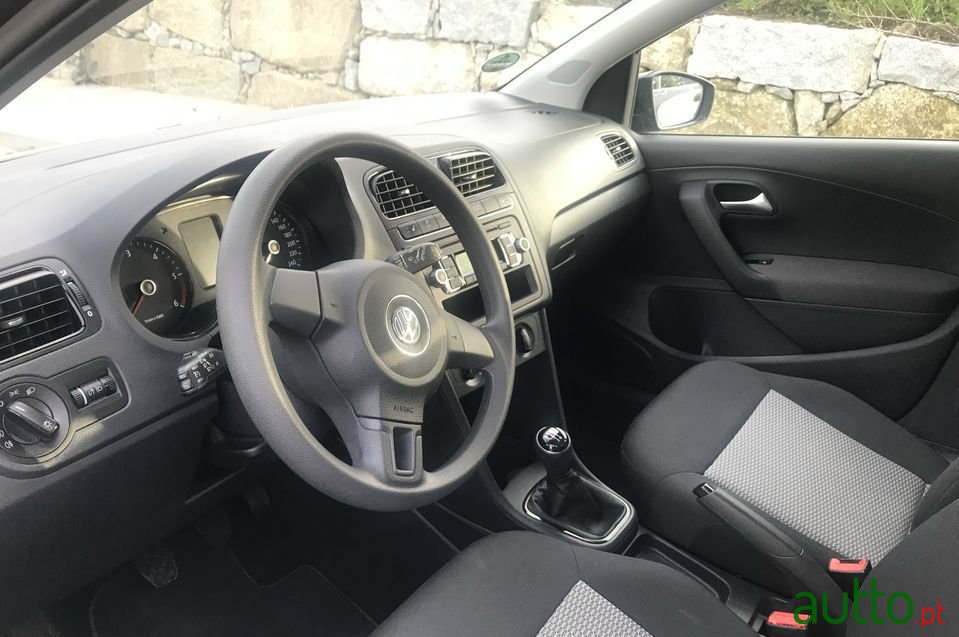 2014' Volkswagen Polo photo #6