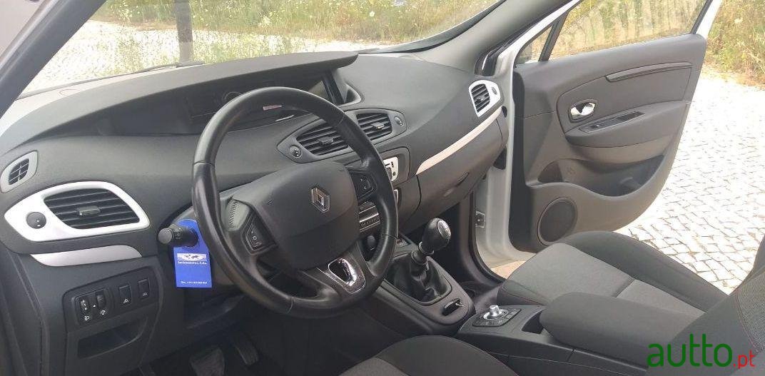 2013' Renault Scenic photo #1