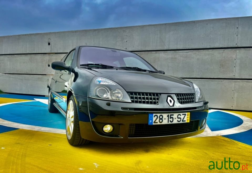 2001' Renault Clio Sport photo #2