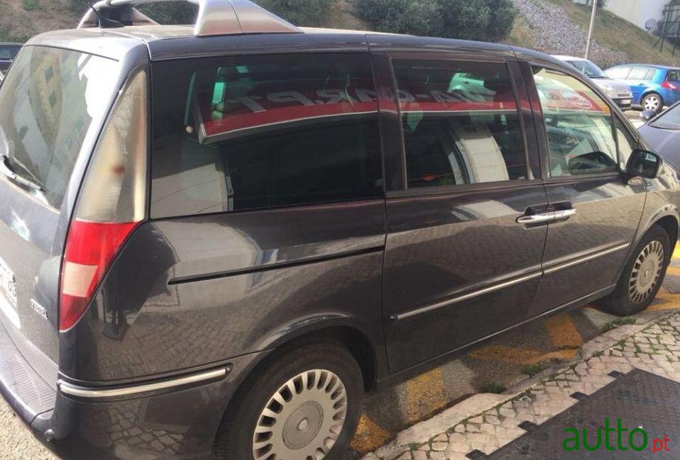 2006' Lancia Phedra photo #2