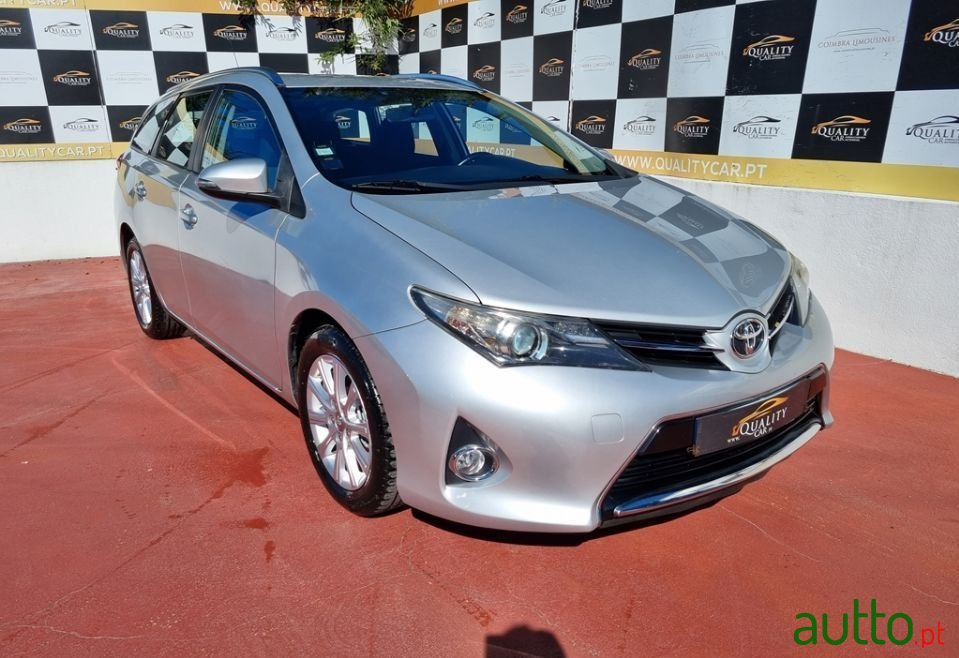 2014' Toyota Auris Touring Sports photo #1