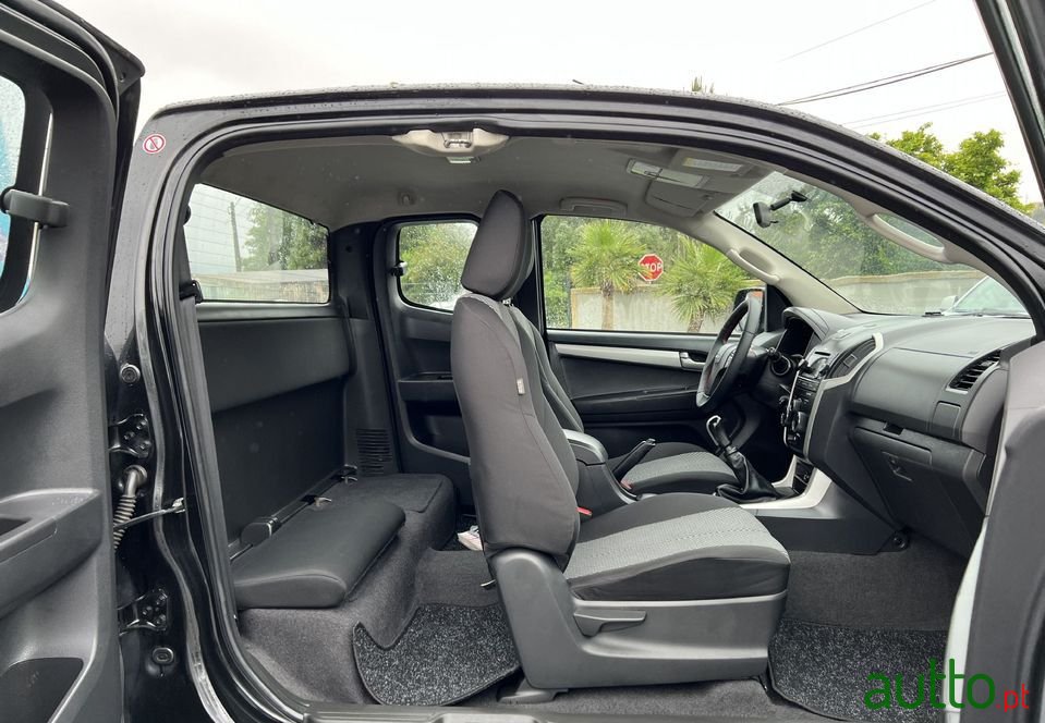 2013' Isuzu D-Max photo #5