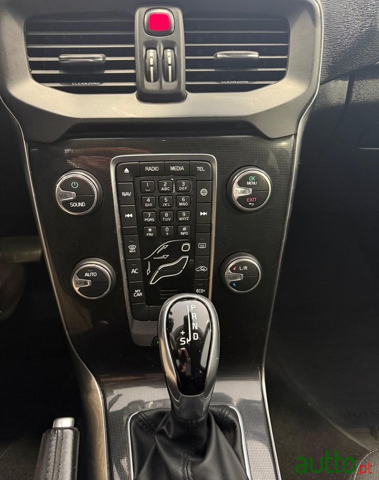 2017' Volvo V40 photo #6