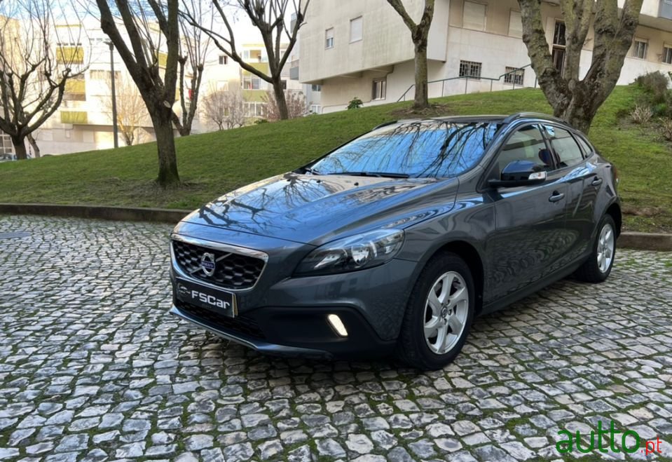 2014' Volvo V40 Cross Country photo #1