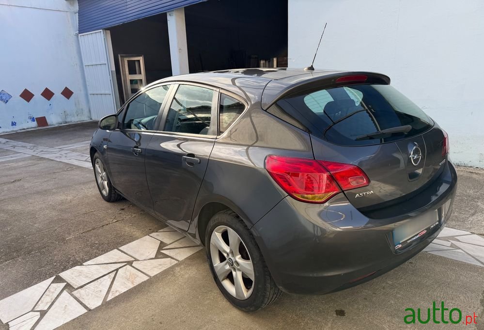 2010' Opel Astra photo #4