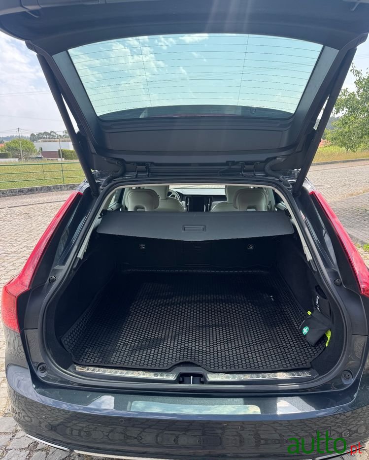 2020' Volvo V90 photo #6