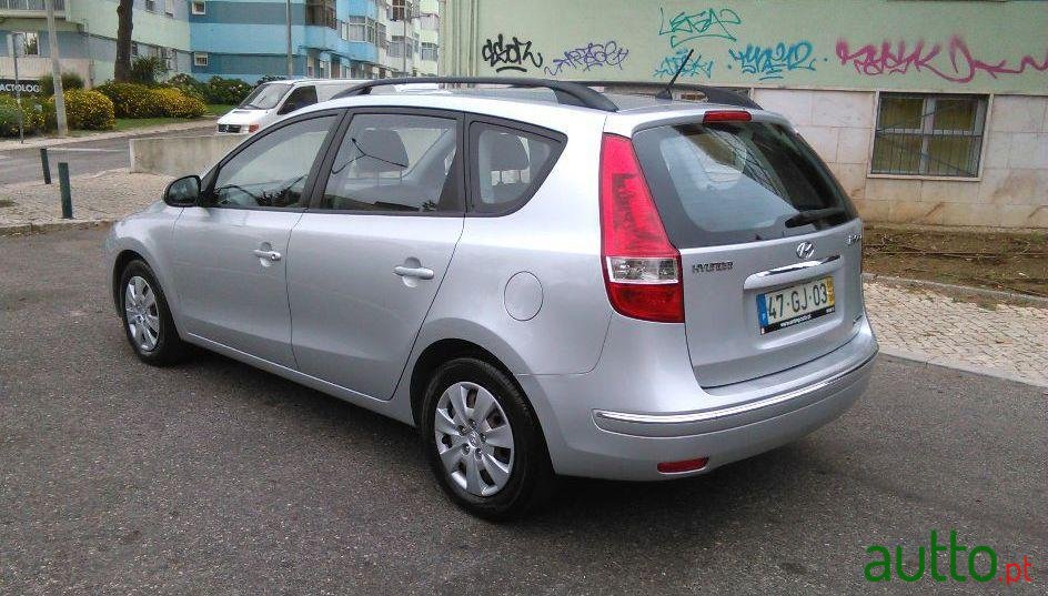 2008' Hyundai I30Cw 1.6 Crdi Style photo #2