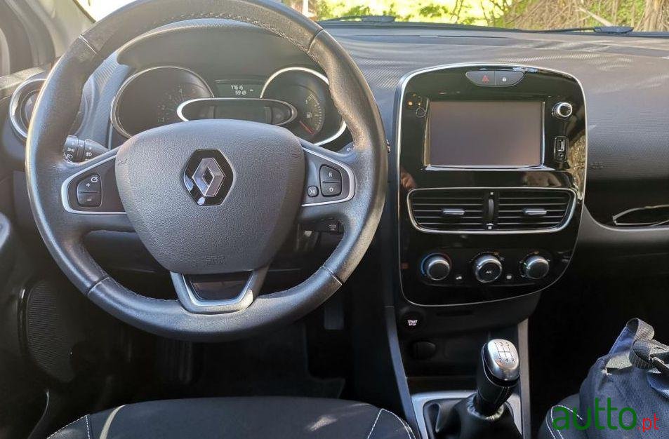 2017' Renault Clio Sport Tourer photo #1