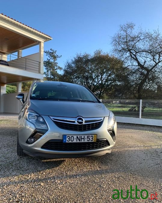 2012' Opel Zafira photo #2