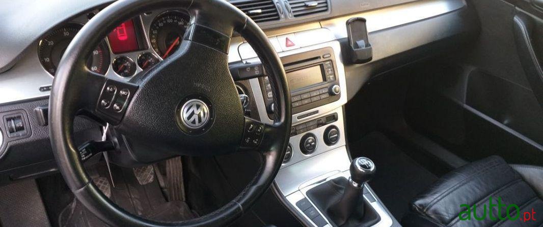 2006' Volkswagen Passat Variant photo #2