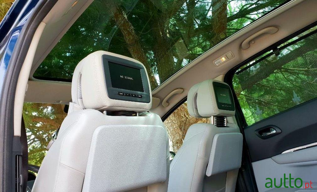 2010' Peugeot 5008 photo #2