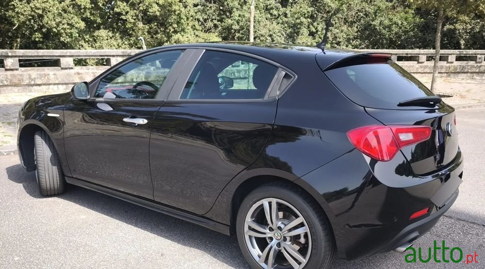 2017' Alfa Romeo Giulietta photo #2