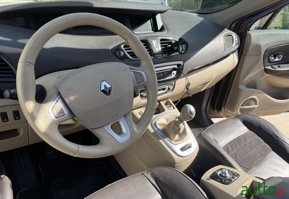 2012' Renault Grand Scenic photo #2