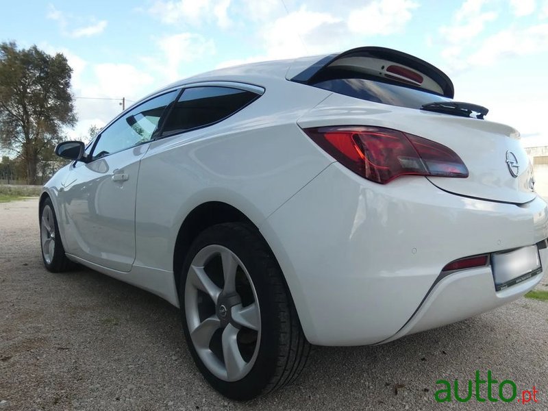 2012' Opel Astra Gtc photo #6