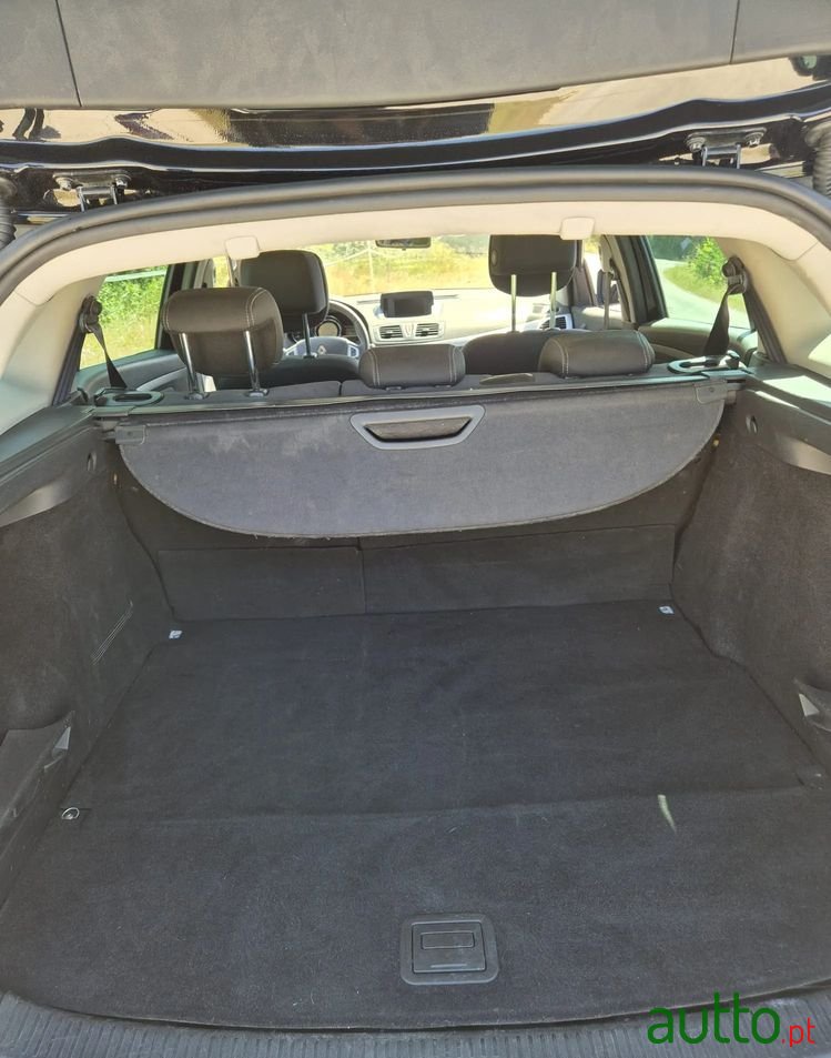 2011' Renault Megane Sport Tourer photo #4