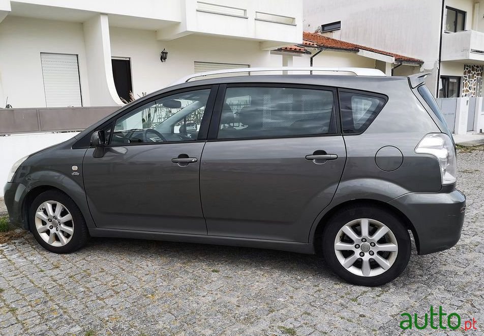 2005' Toyota Corolla Verso photo #1