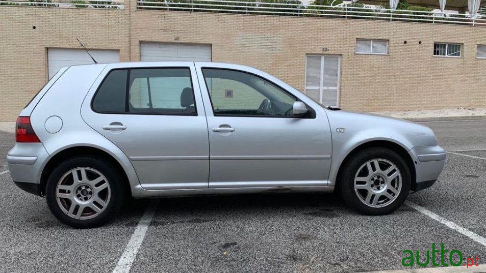 2002' Volkswagen Golf photo #1