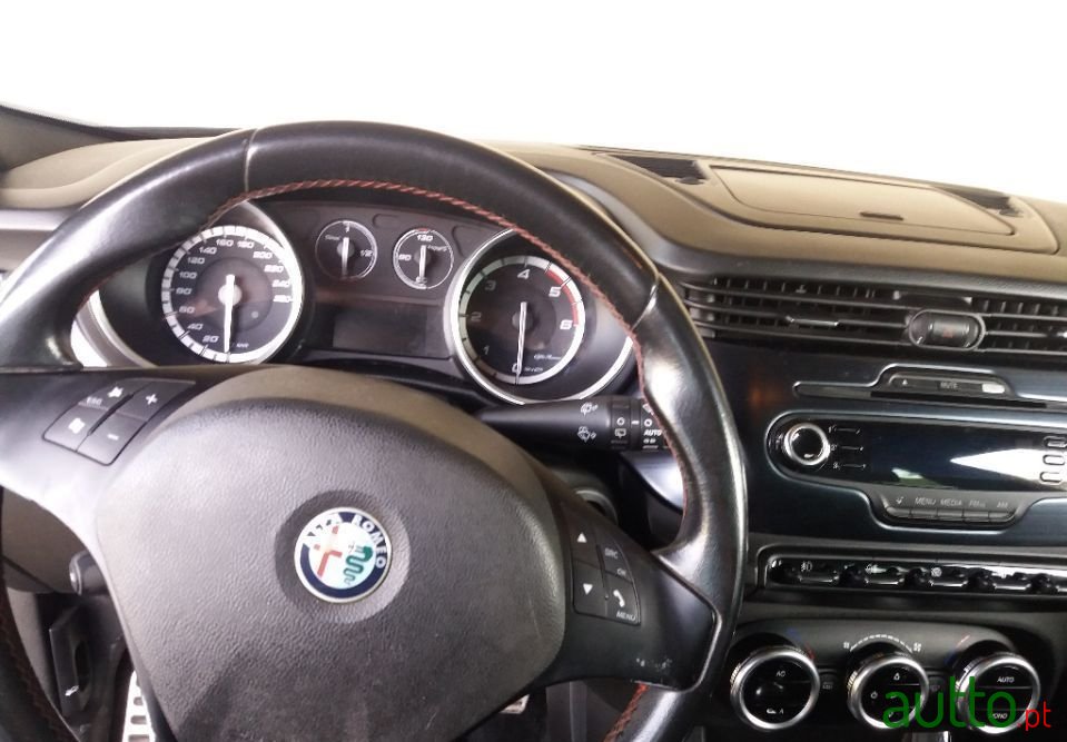 2010' Alfa Romeo Giulietta photo #2