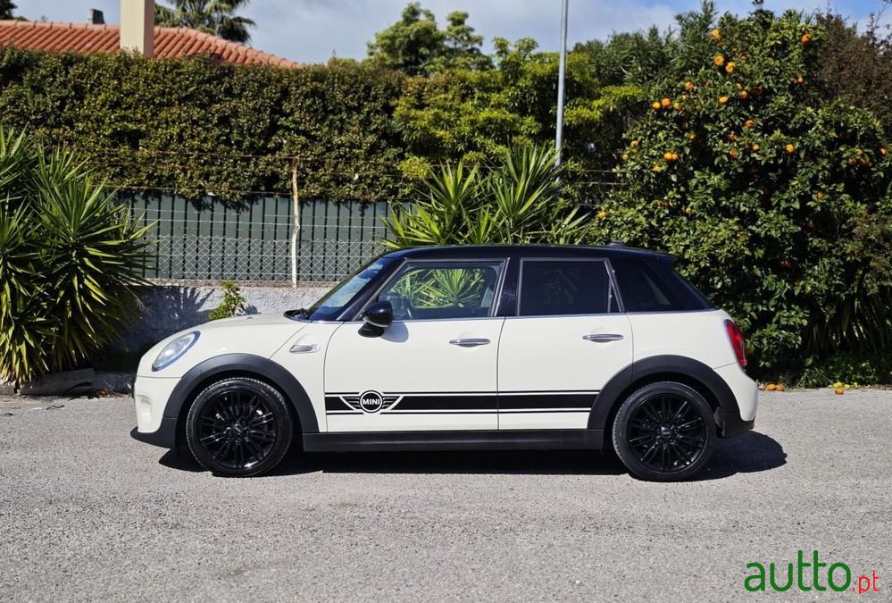 2017' MINI Cooper D 5 Portas photo #3