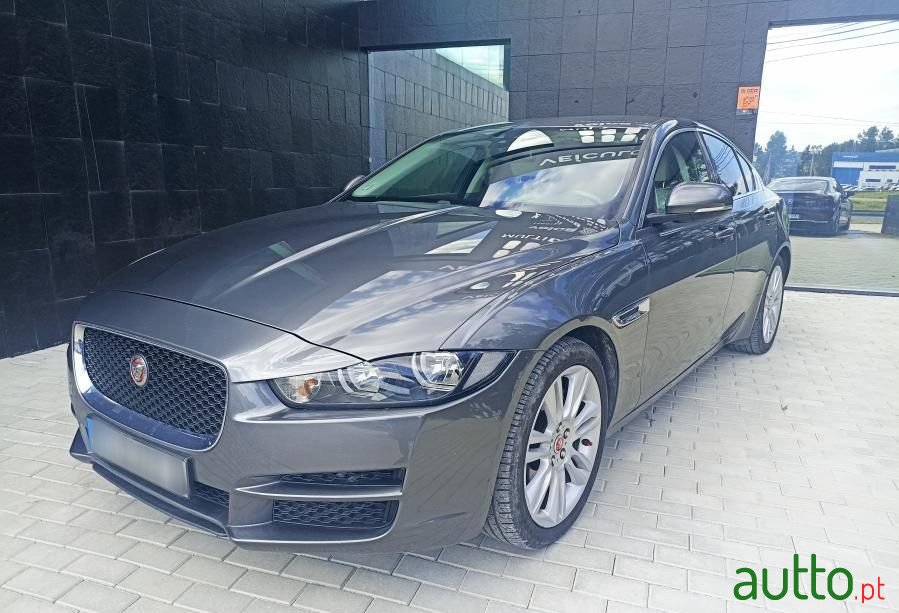 2015' Jaguar XE photo #2