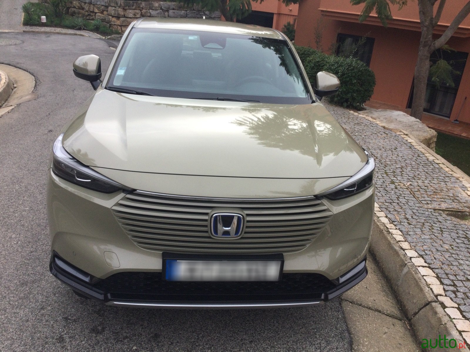 2022' Honda HR-V Luxury photo #2