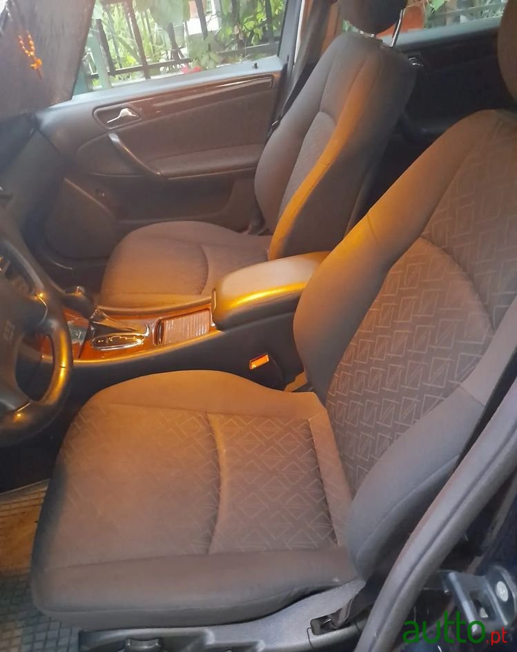 2002' Mercedes-Benz 220 photo #6